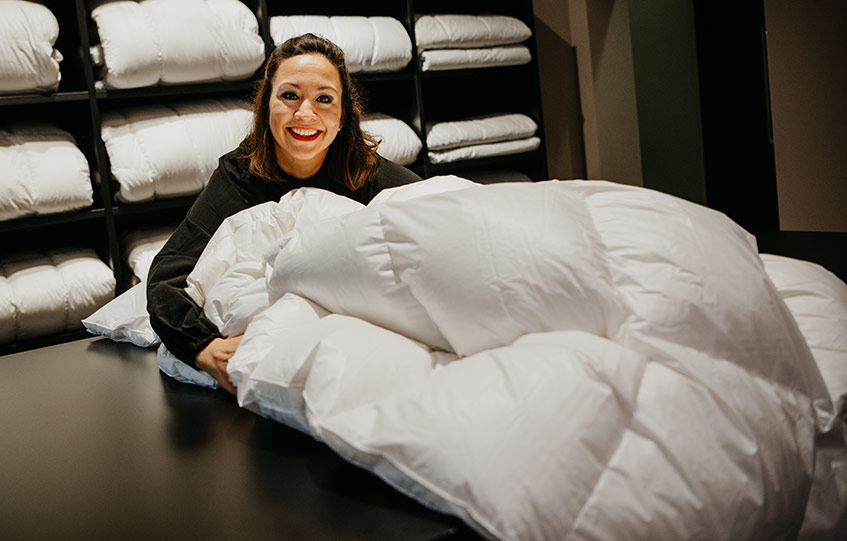 Susanne Heller mit einer sauberen Bettdecke
