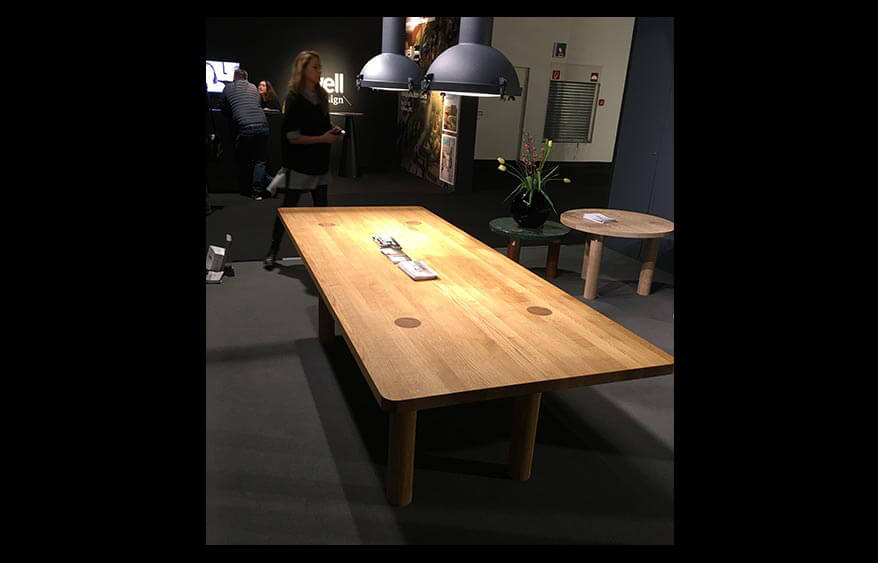Tische aus Holz und Tisch mit Marmorplatte