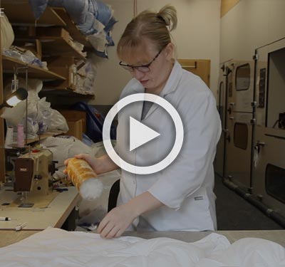 Film über die Reinigung von Daunen-Bettdecken